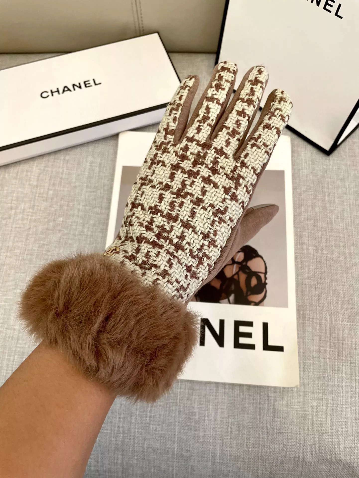Bold 7042 Chanel Gloves For Women - Image 4