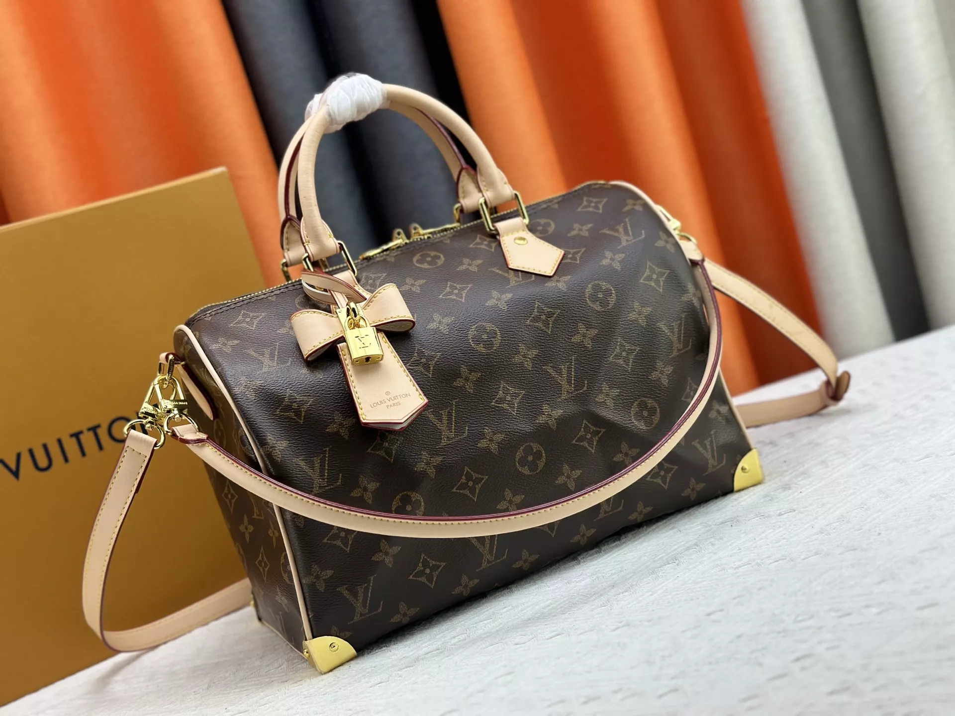 Breathable 2250 Louis Vuitton AAA Quality Handbags For Women