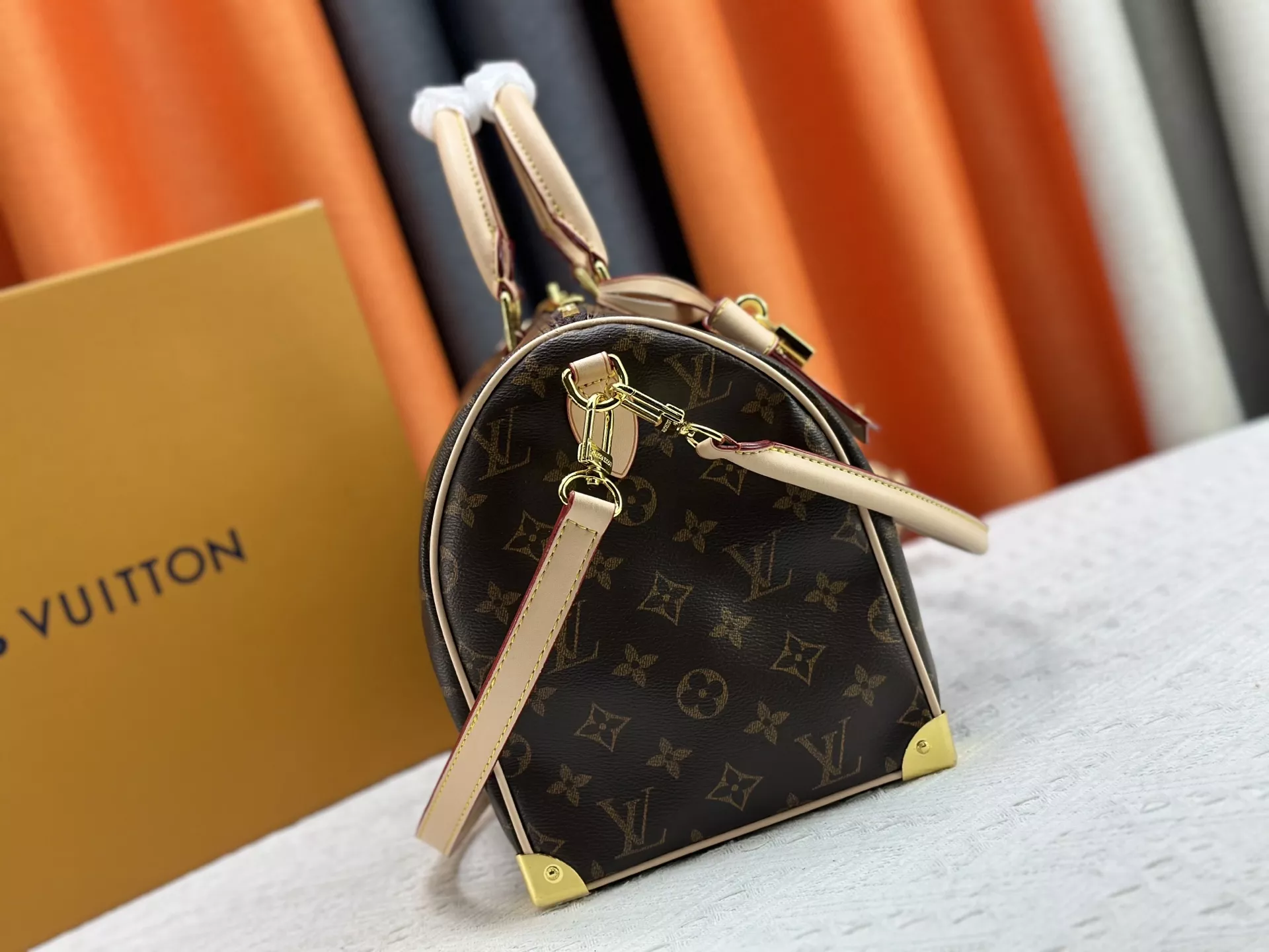 Breathable 2250 Louis Vuitton AAA Quality Handbags For Women - Image 3