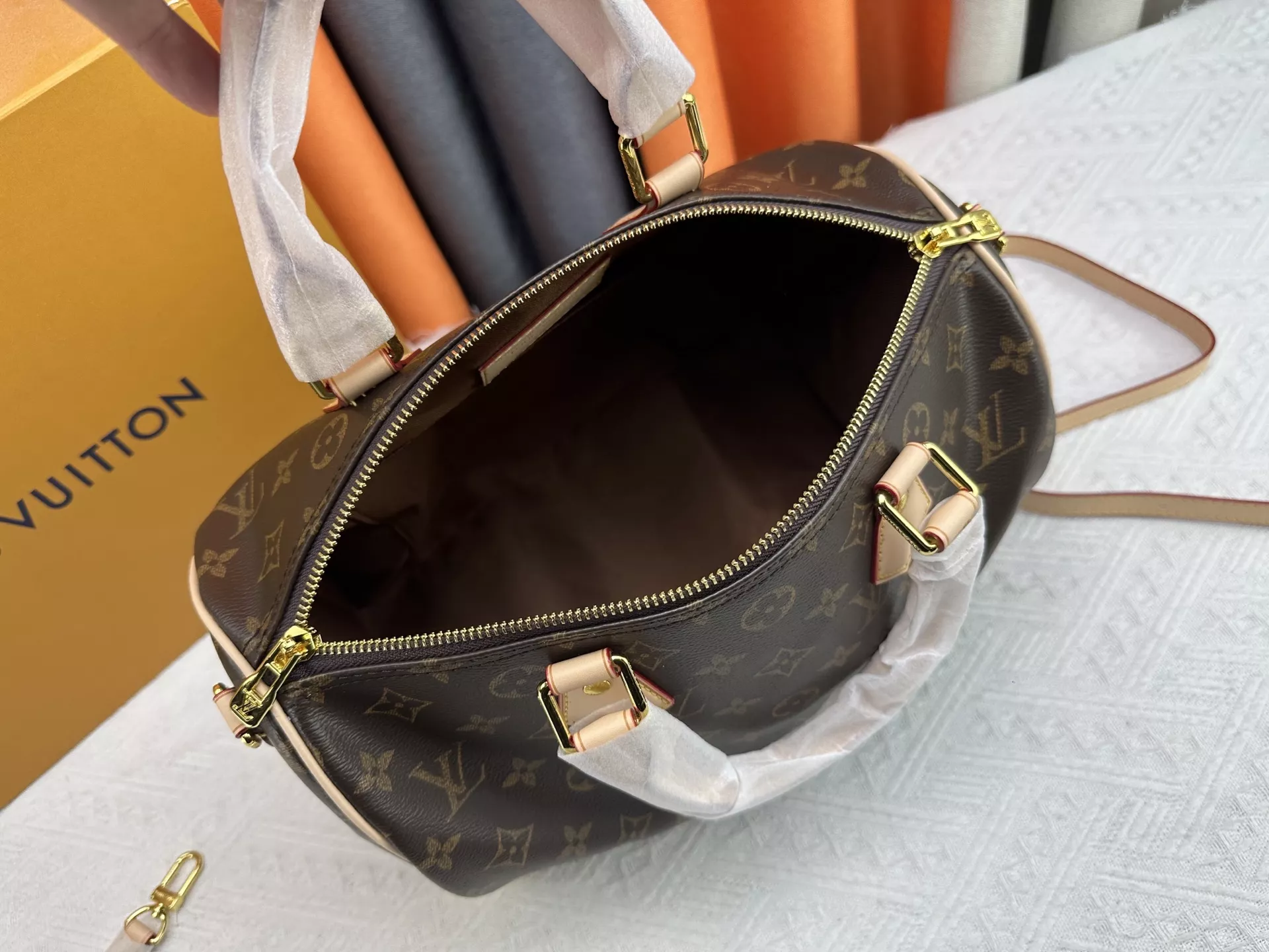 Breathable 2250 Louis Vuitton AAA Quality Handbags For Women - Image 8