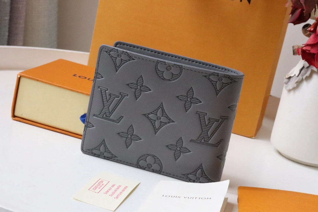 Bright 2198 Louis Vuitton AAA Quality Wallets
