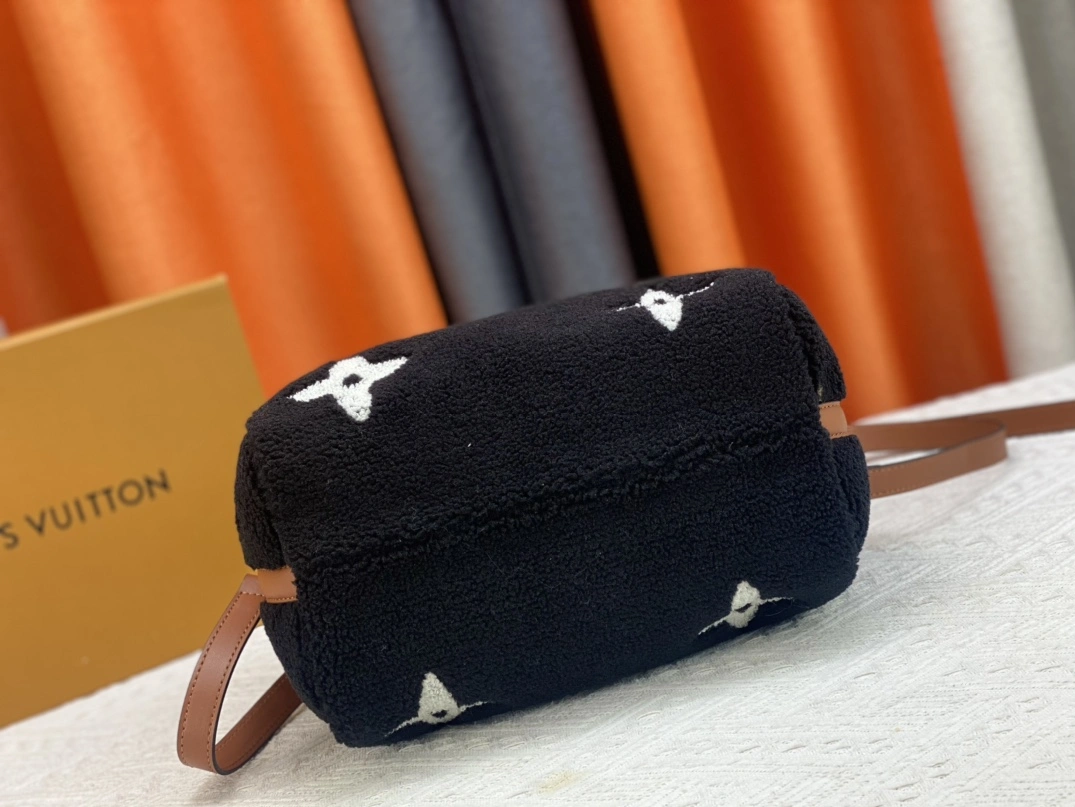 Bright 9511 Louis Vuitton AAA Quality Handbags For Women - Image 4