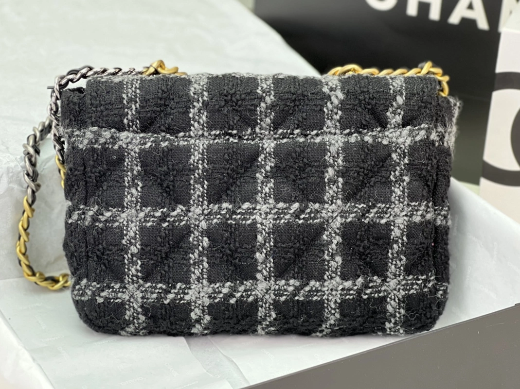 Chanel AAA Quality Messenger Bags For Women Fashionable 2730 - Image 3