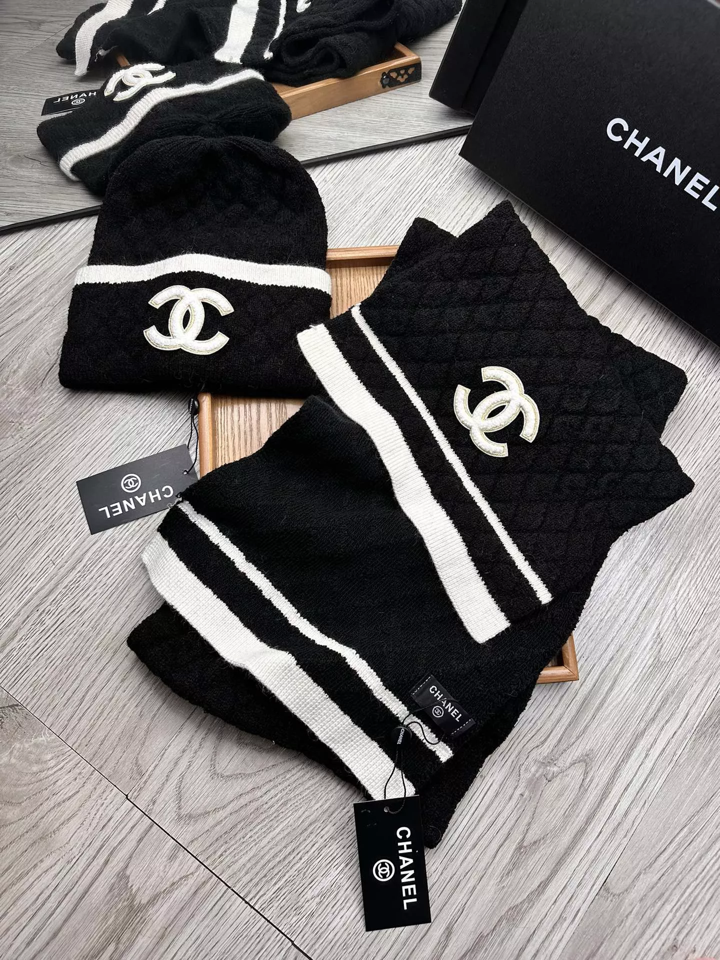 Chanel Hat and Scarf Set Compact 5331 - Image 3