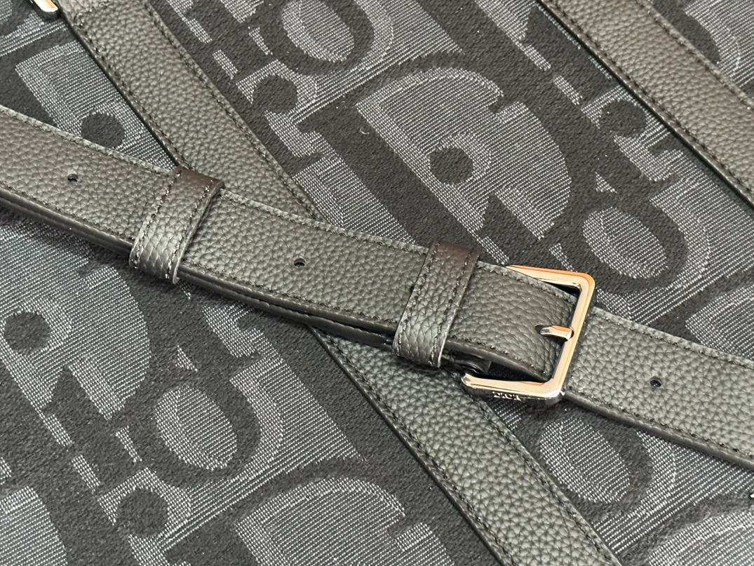 Christian Dior AAA Man Handbags WellDesigned 8681 - Image 7