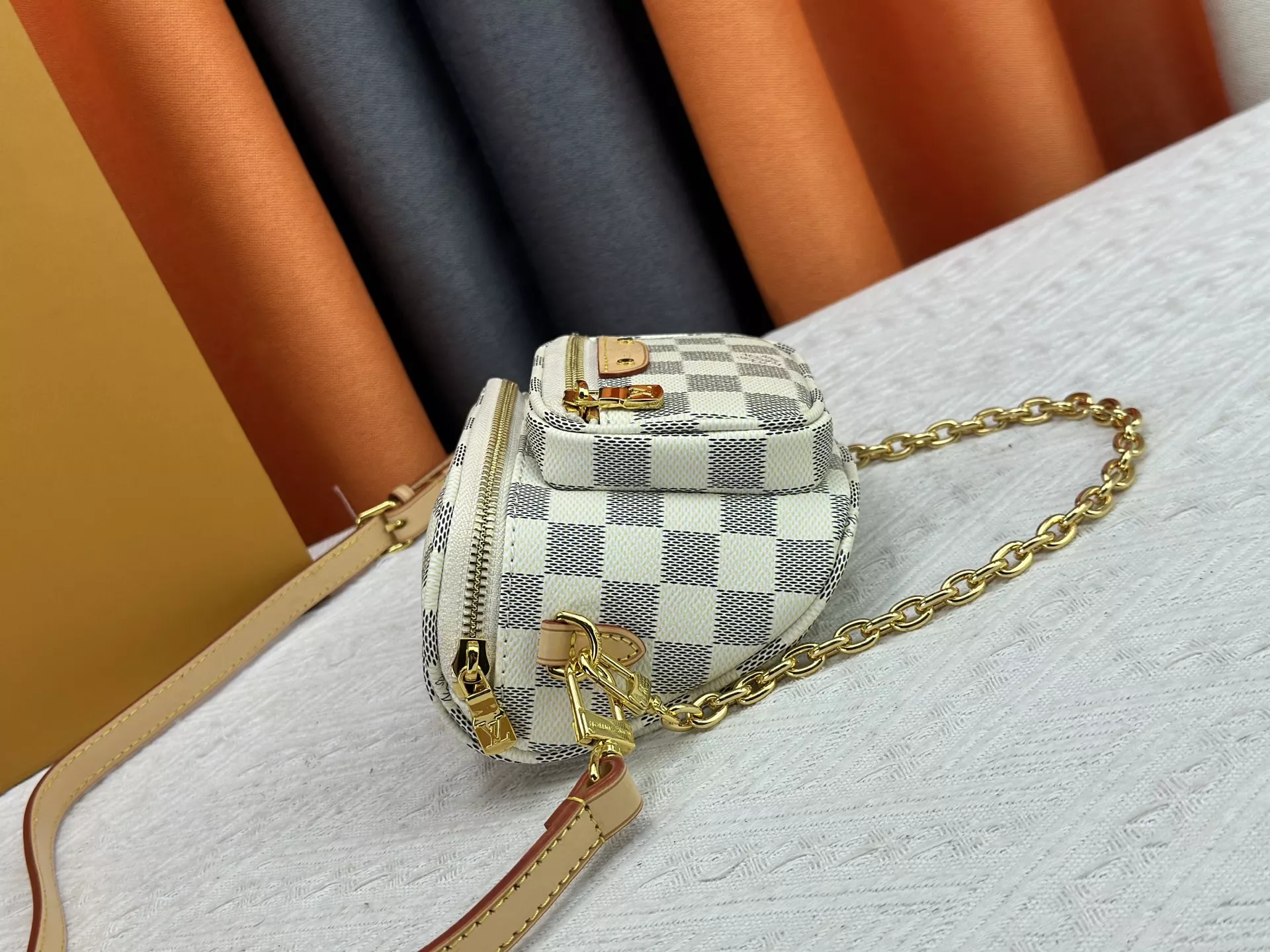 Comfortable 551 Louis Vuitton AAA Quality Messenger Bags For Women - Image 4