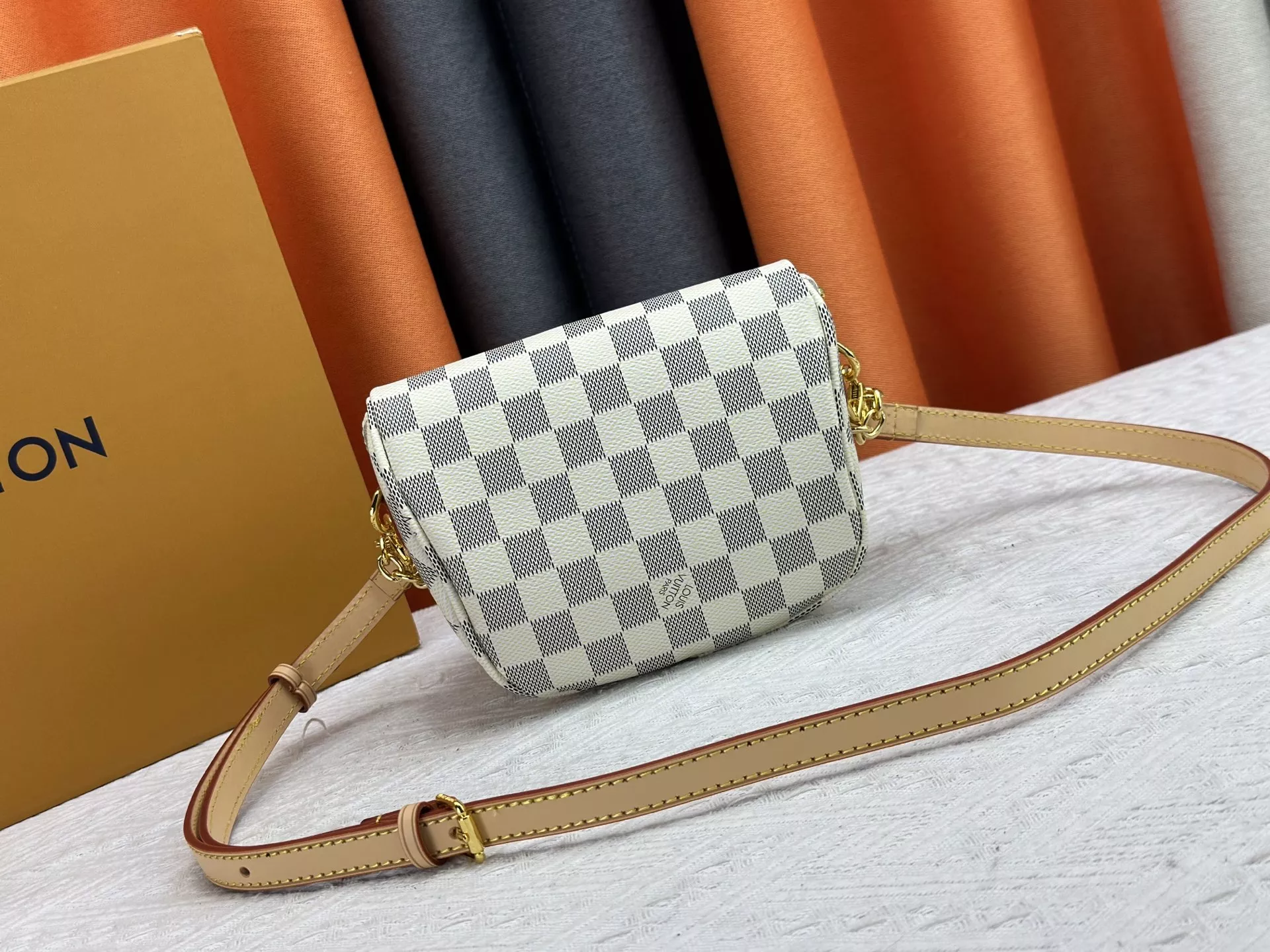 Comfortable 551 Louis Vuitton AAA Quality Messenger Bags For Women - Image 5