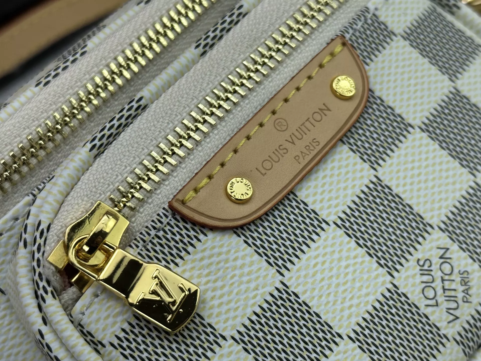 Comfortable 551 Louis Vuitton AAA Quality Messenger Bags For Women - Image 6