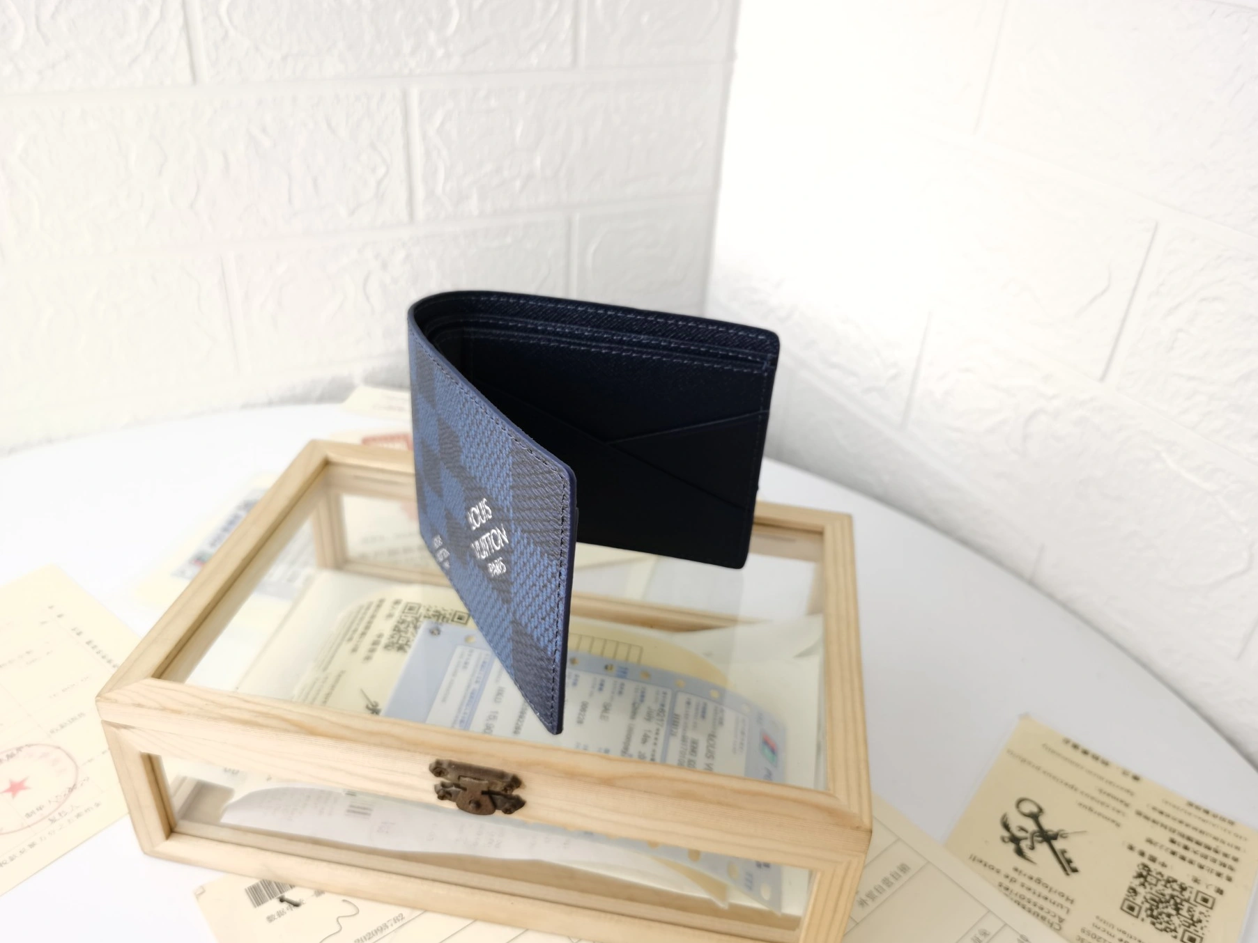 Cozy 1983 Louis Vuitton LV Wallets For Unisex - Image 4