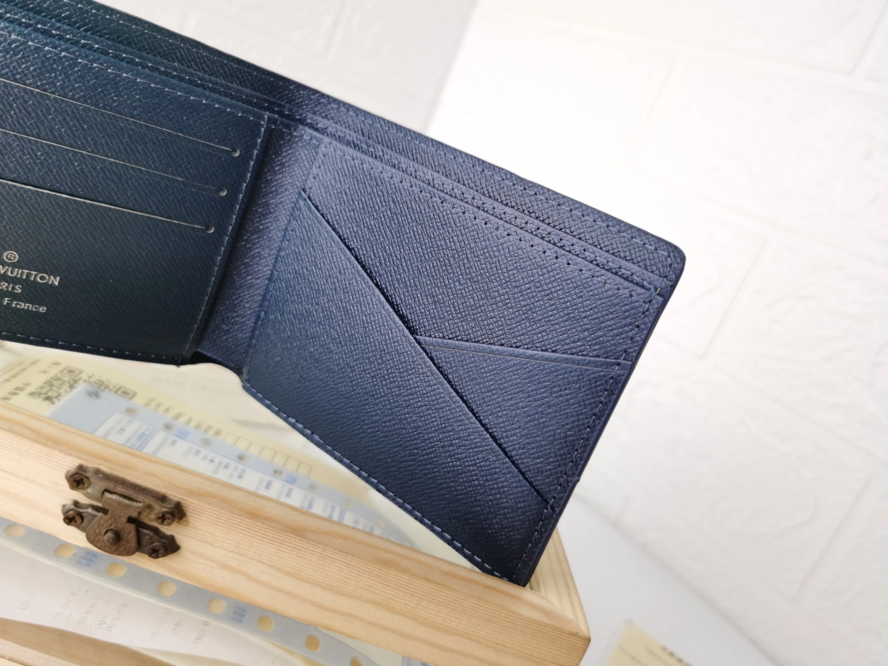 Cozy 1983 Louis Vuitton LV Wallets For Unisex - Image 6