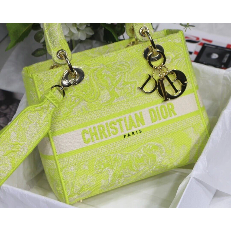 The bag m Dior Medium Lady D-Lite Bag Lime Toile de Jouy Reverse Embroidery - Image 4