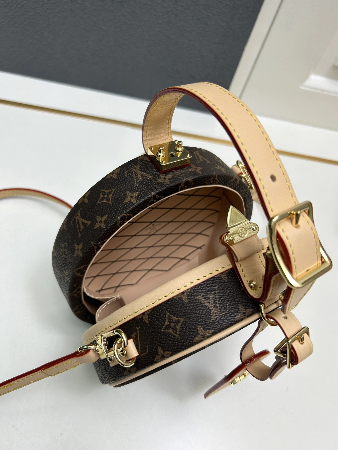 Durable 9814 Louis Vuitton AAA Quality Messenger Bags For Women - Image 8