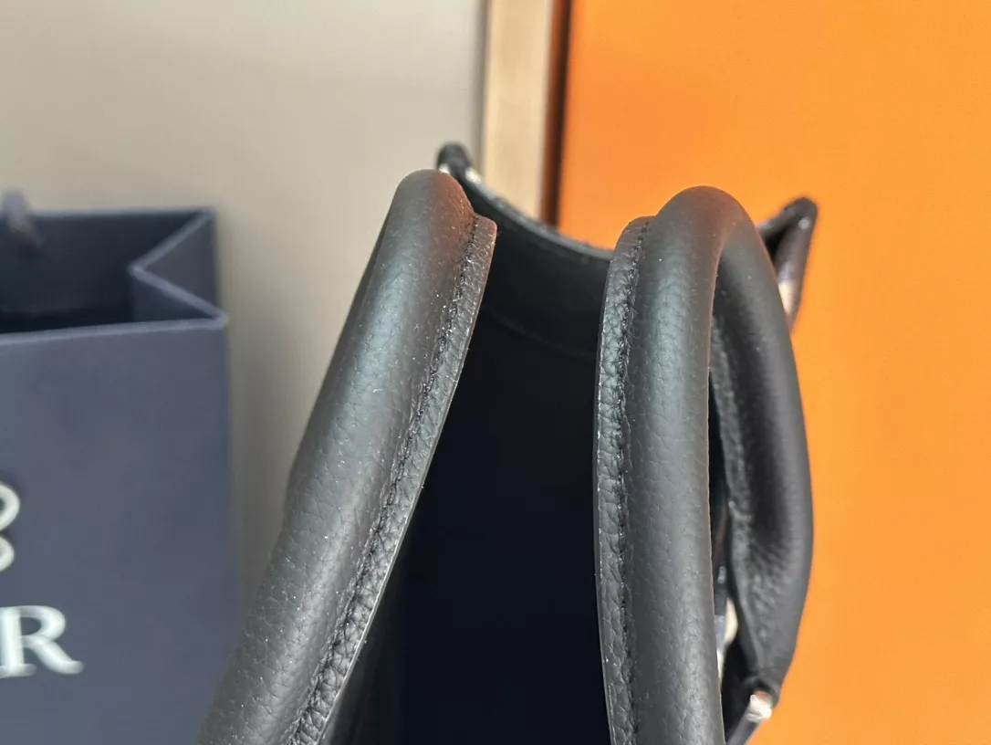 EasyMatch 4636 Christian Dior AAA Man Handbags - Image 4