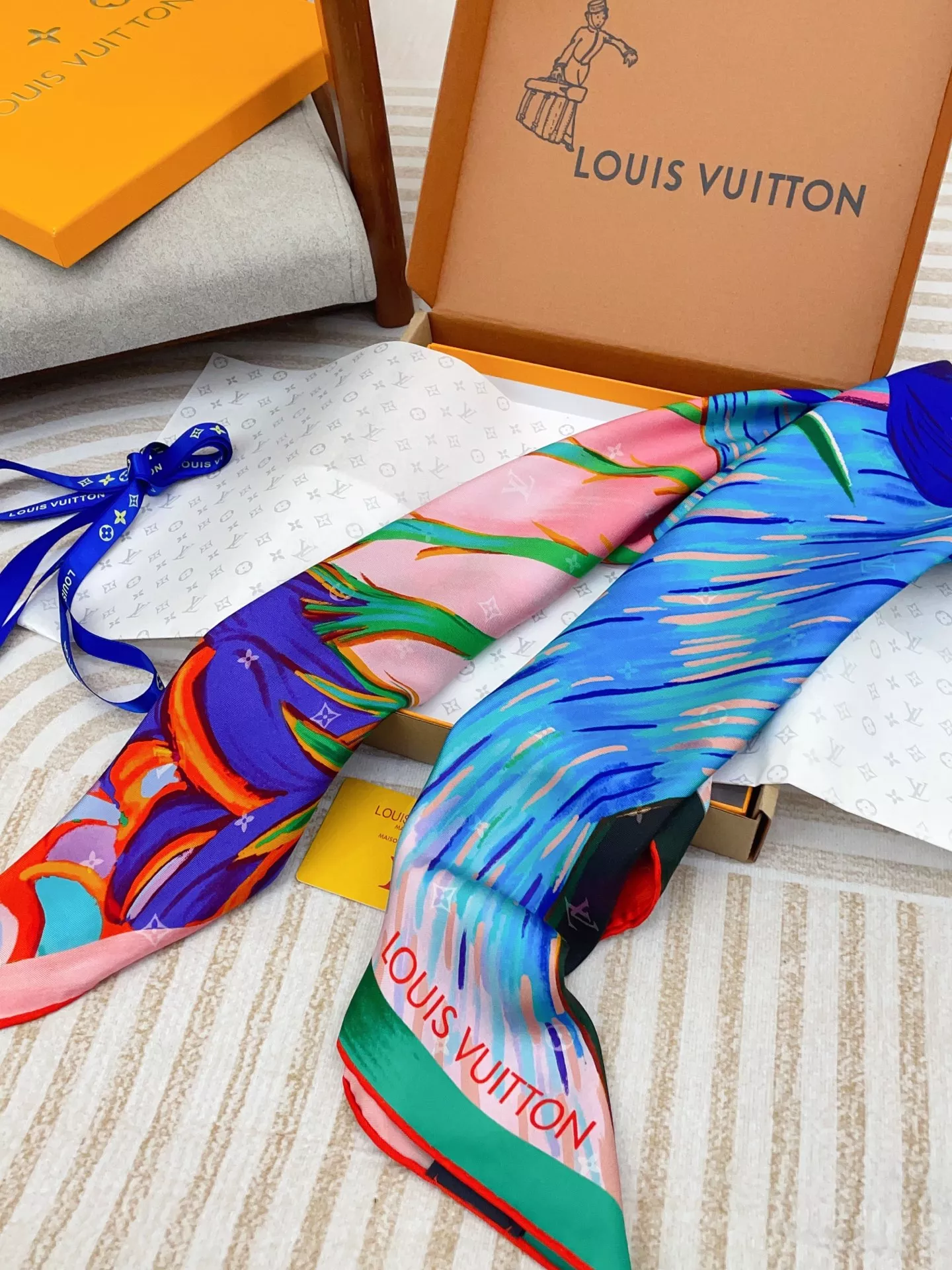 Efficient 8423 Louis Vuitton Silk Square - Image 3