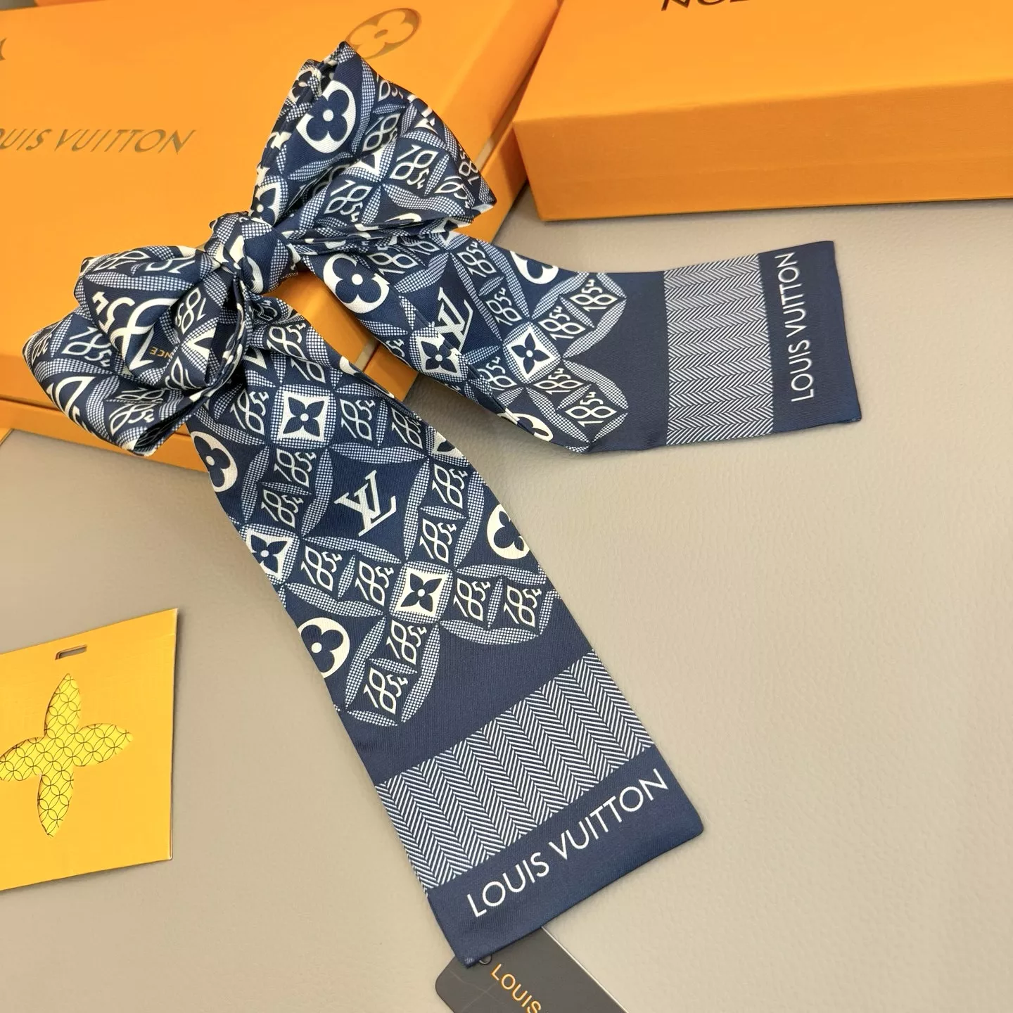 Elegant 1500 Louis Vuitton Silk Scarf - Image 3