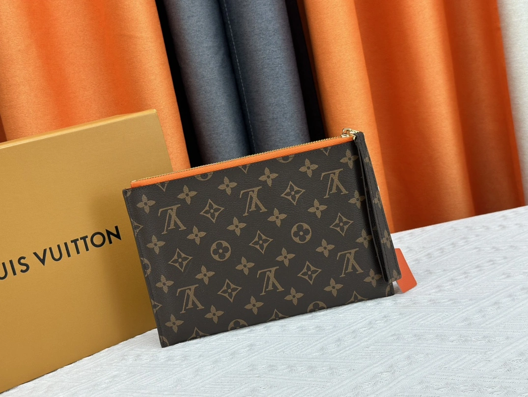 Elegant 1873 Louis Vuitton LV Wallets - Image 3