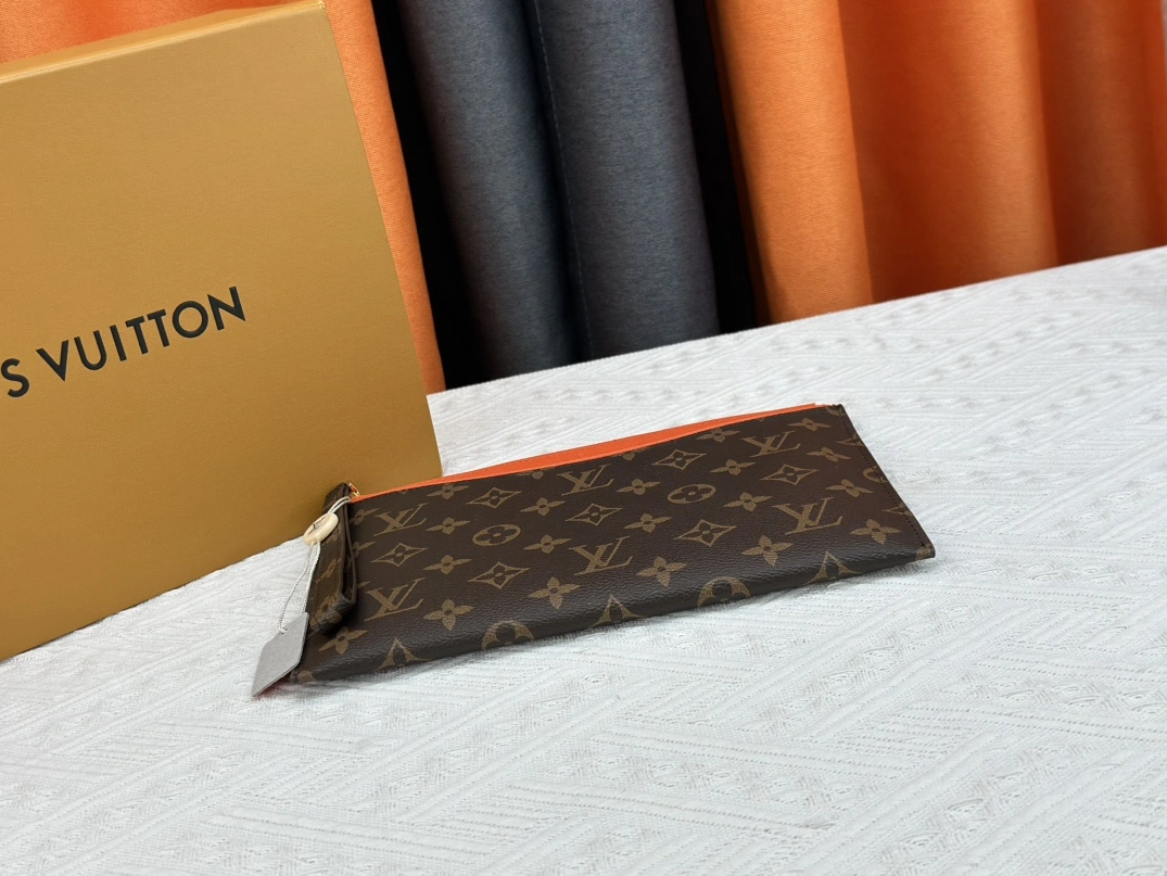 Elegant 1873 Louis Vuitton LV Wallets - Image 4