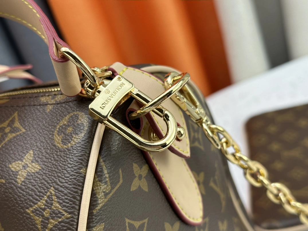 Flexible 2696 Louis Vuitton Travel Bags - Image 7