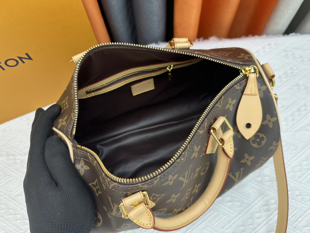 Flexible 4578 Louis Vuitton AAA Quality Handbags For Women - Image 8