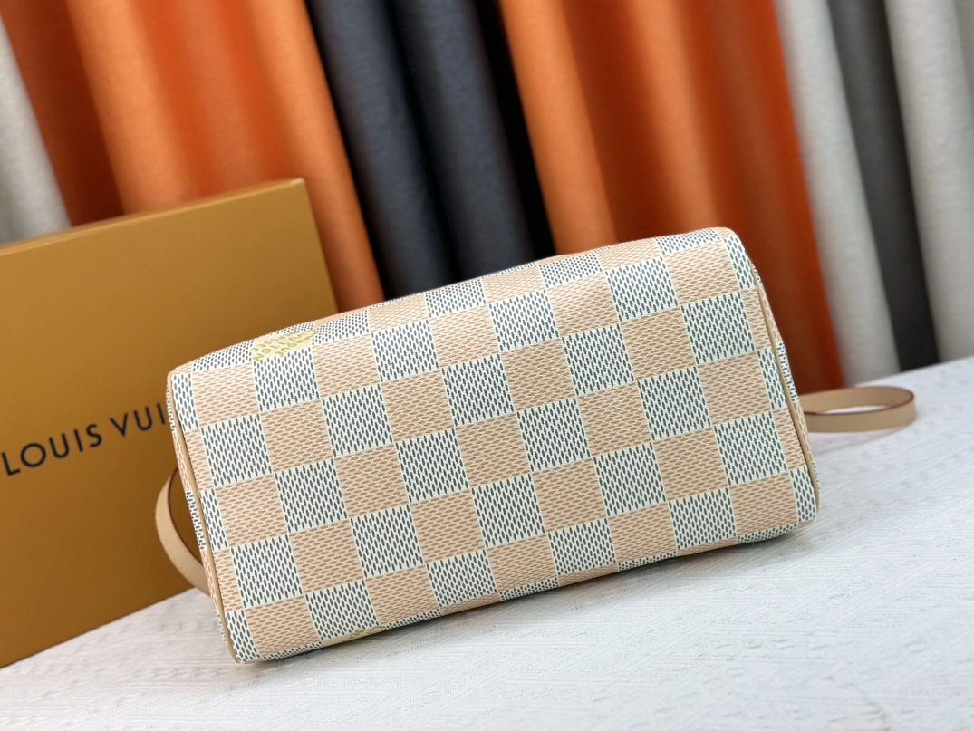 Functional 2549 Louis Vuitton Travel Bags For Women - Image 5