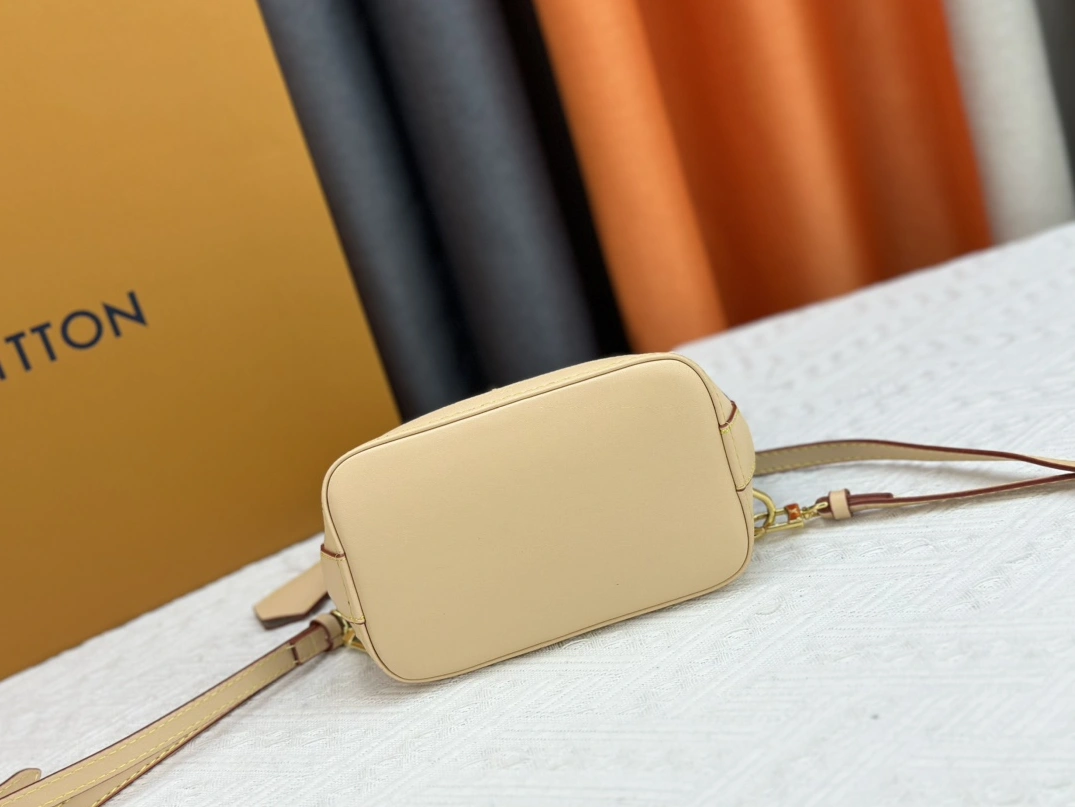 Louis Vuitton AAA Quality Backpacks For Women Sleek 9921 - Image 5