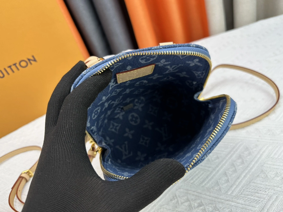 Louis Vuitton AAA Quality Backpacks For Women Sleek 9921 - Image 7