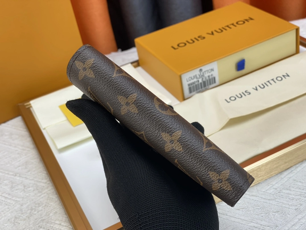 Louis Vuitton AAA Quality Card Case For Women Bold 5848 - Image 4