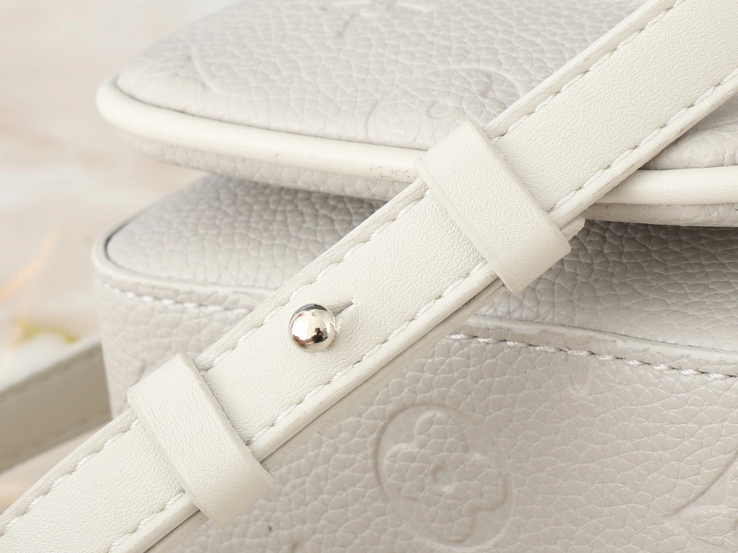 Louis Vuitton AAA Quality Messenger Bags For Unisex Functional 3346 - Image 7