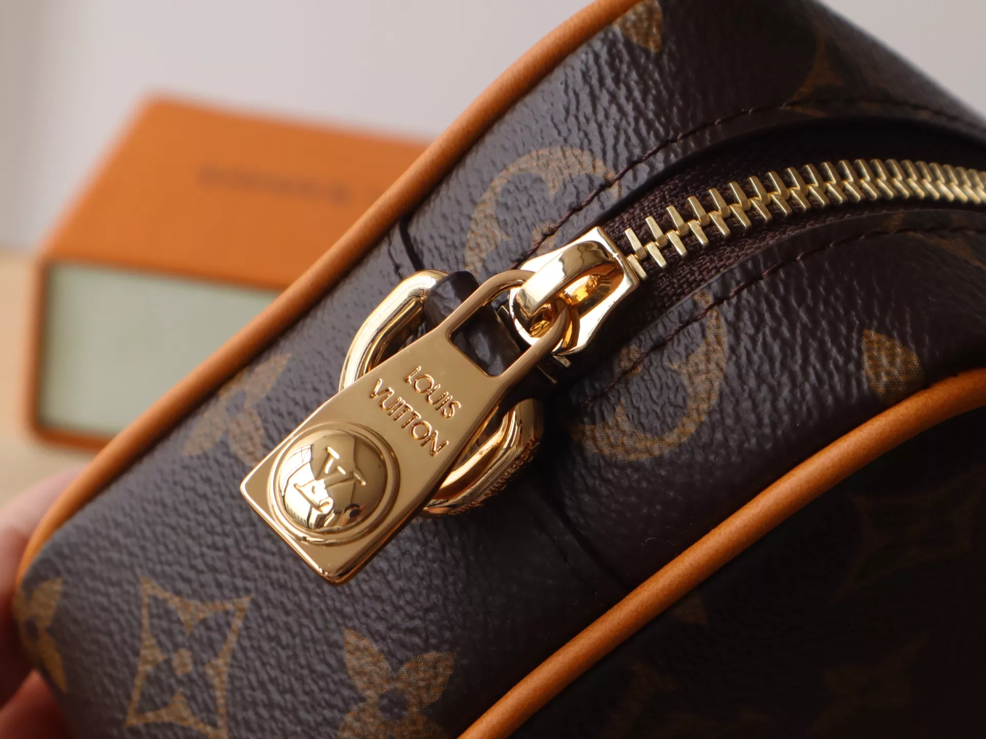 Louis Vuitton AAA Quality Messenger Bags For Unisex Versatile 7450 - Image 7