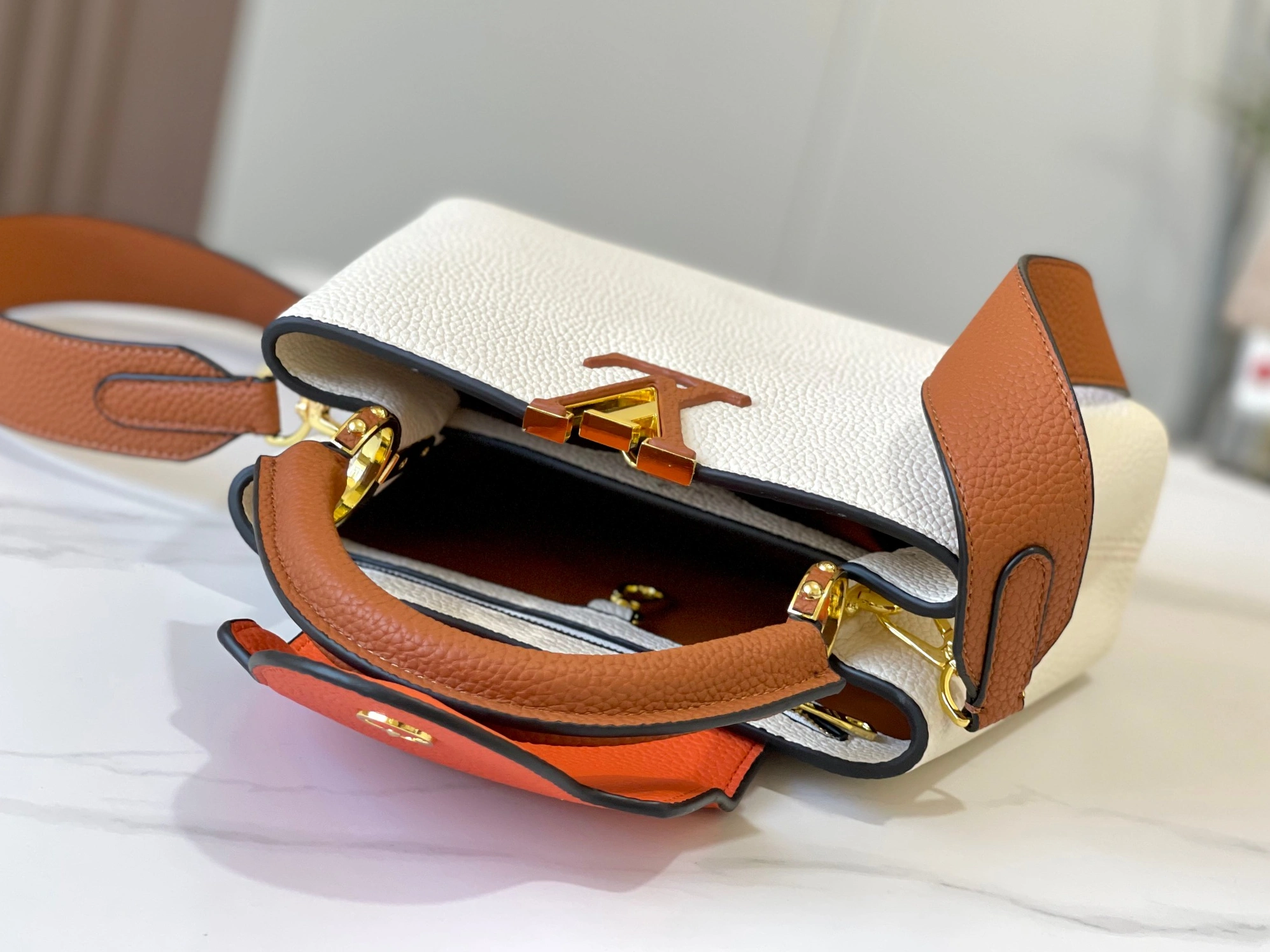 Louis Vuitton AAA Quality Messenger Bags For Women Bold 229 - Image 8