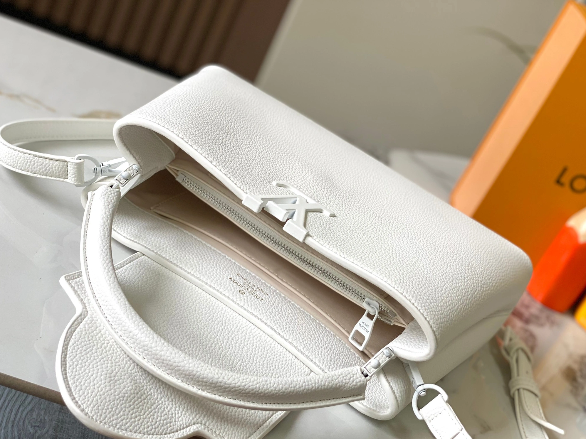 Louis Vuitton AAA Quality Messenger Bags For Women Breathable 4426 - Image 7