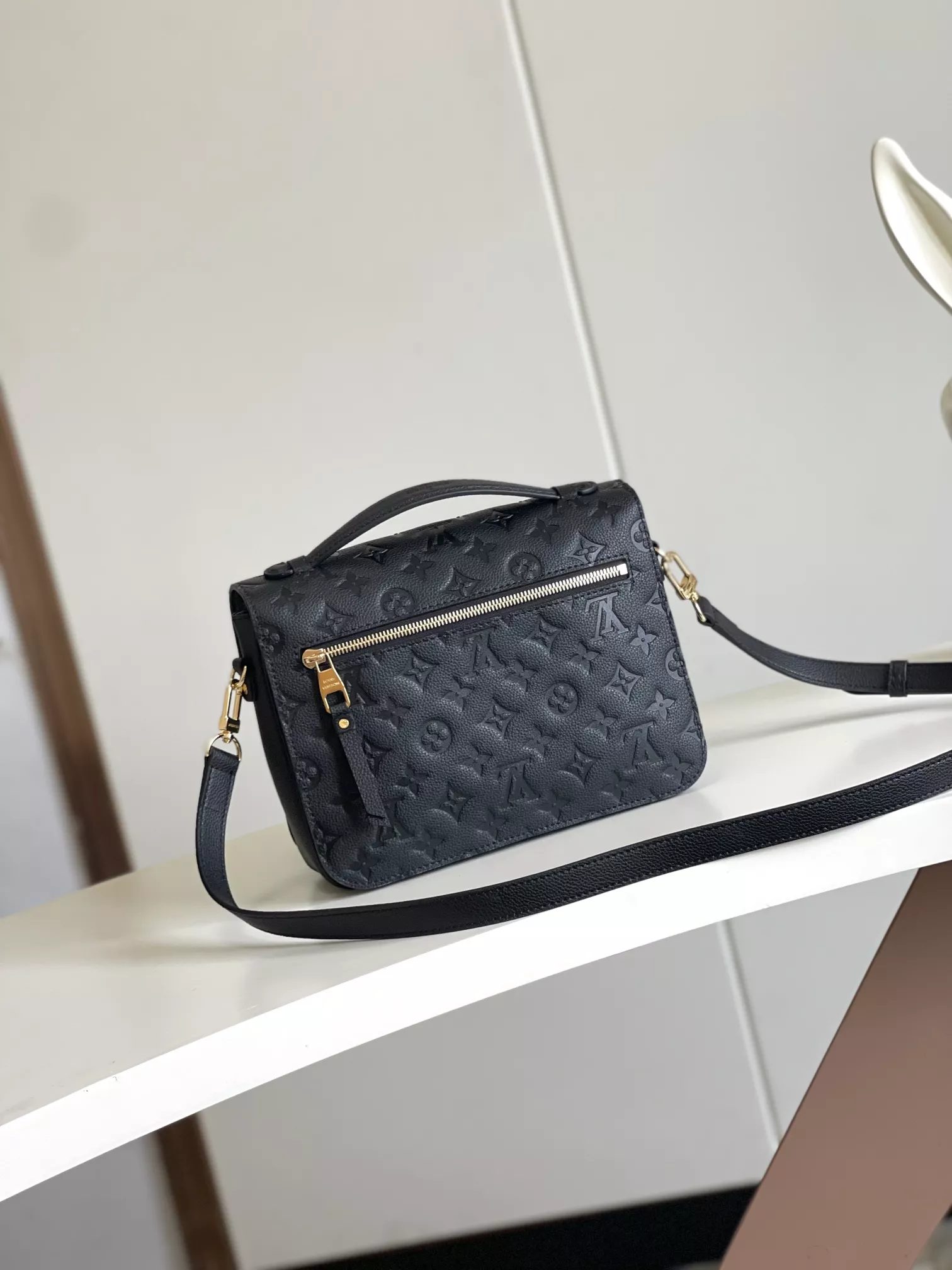 Louis Vuitton AAA Quality Messenger Bags For Women Bright 6747