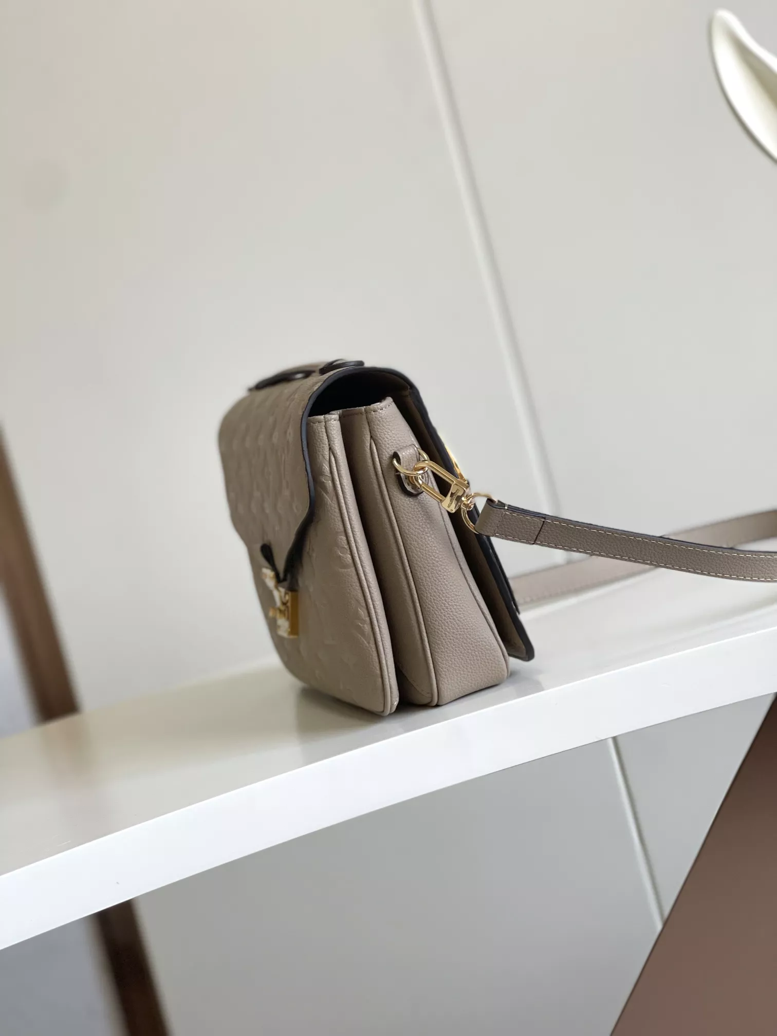 Louis Vuitton AAA Quality Messenger Bags For Women Elegant 1017