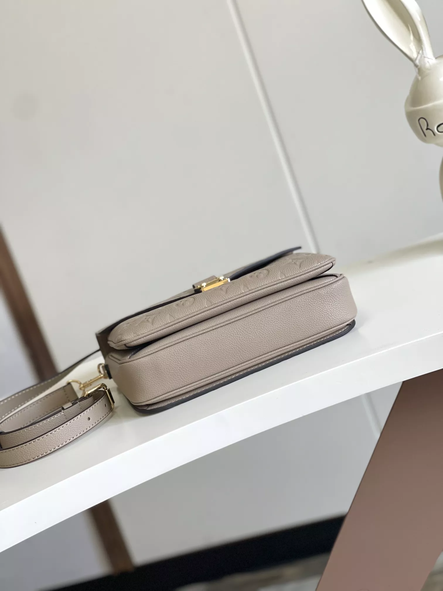 Louis Vuitton AAA Quality Messenger Bags For Women Elegant 1017 - Image 4