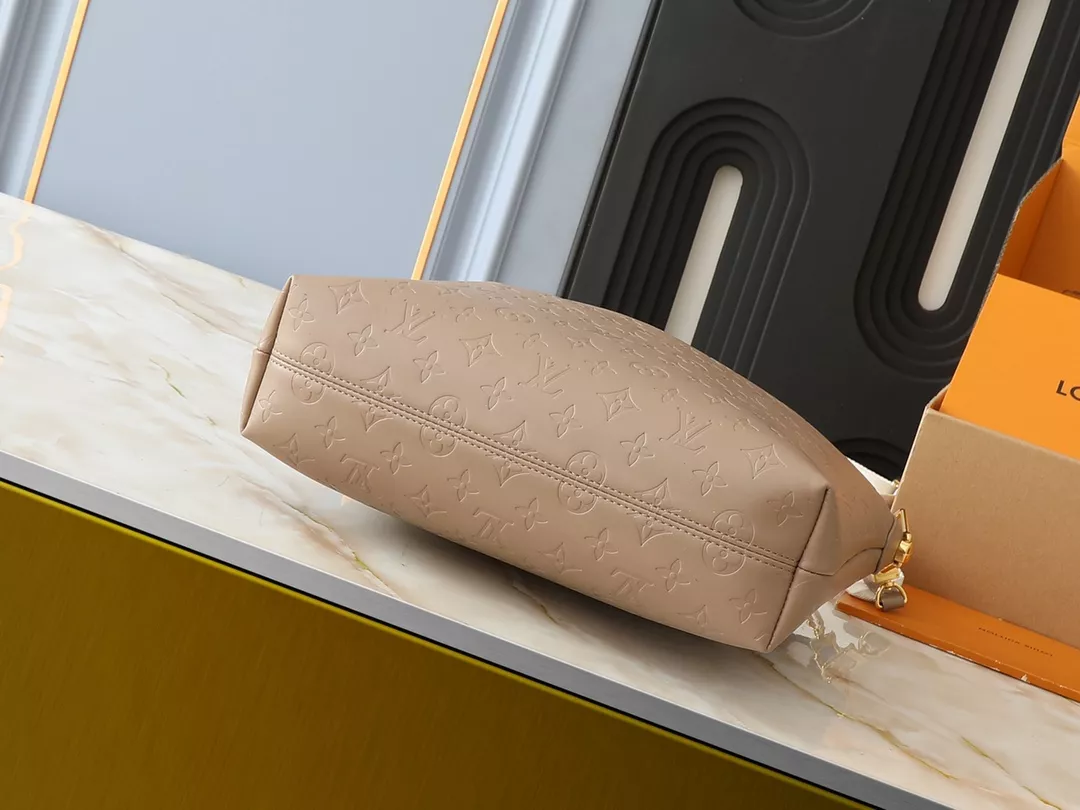 Louis Vuitton AAA Quality Messenger Bags For Women Elegant 3782 - Image 4