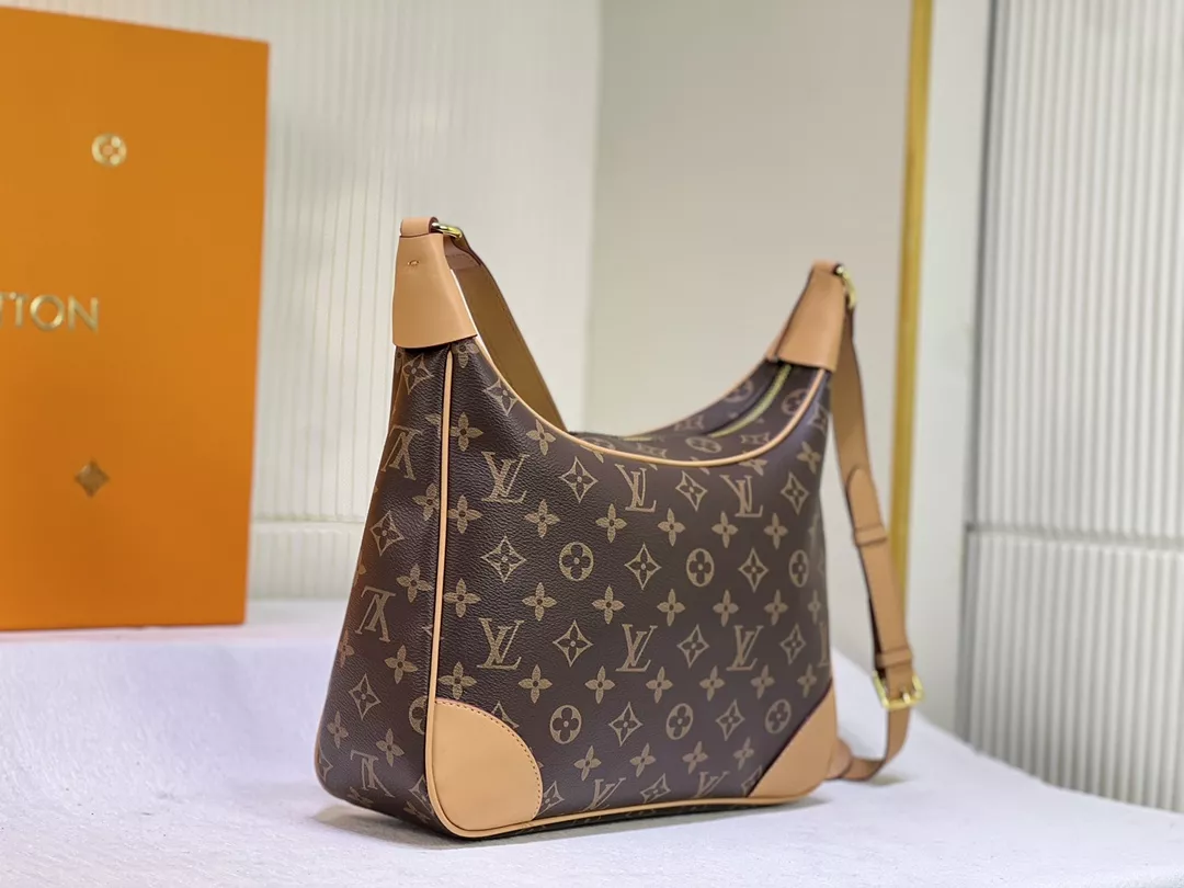Louis Vuitton AAA Quality Messenger Bags For Women Minimalist 8530