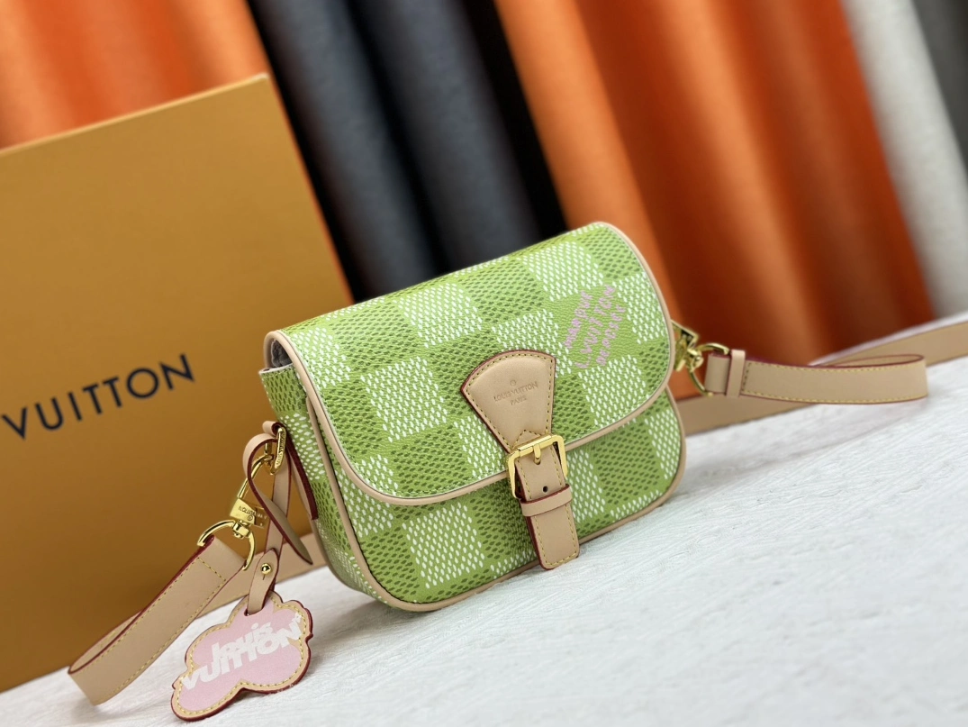 Louis Vuitton AAA Quality Messenger Bags For Women Popular 9392