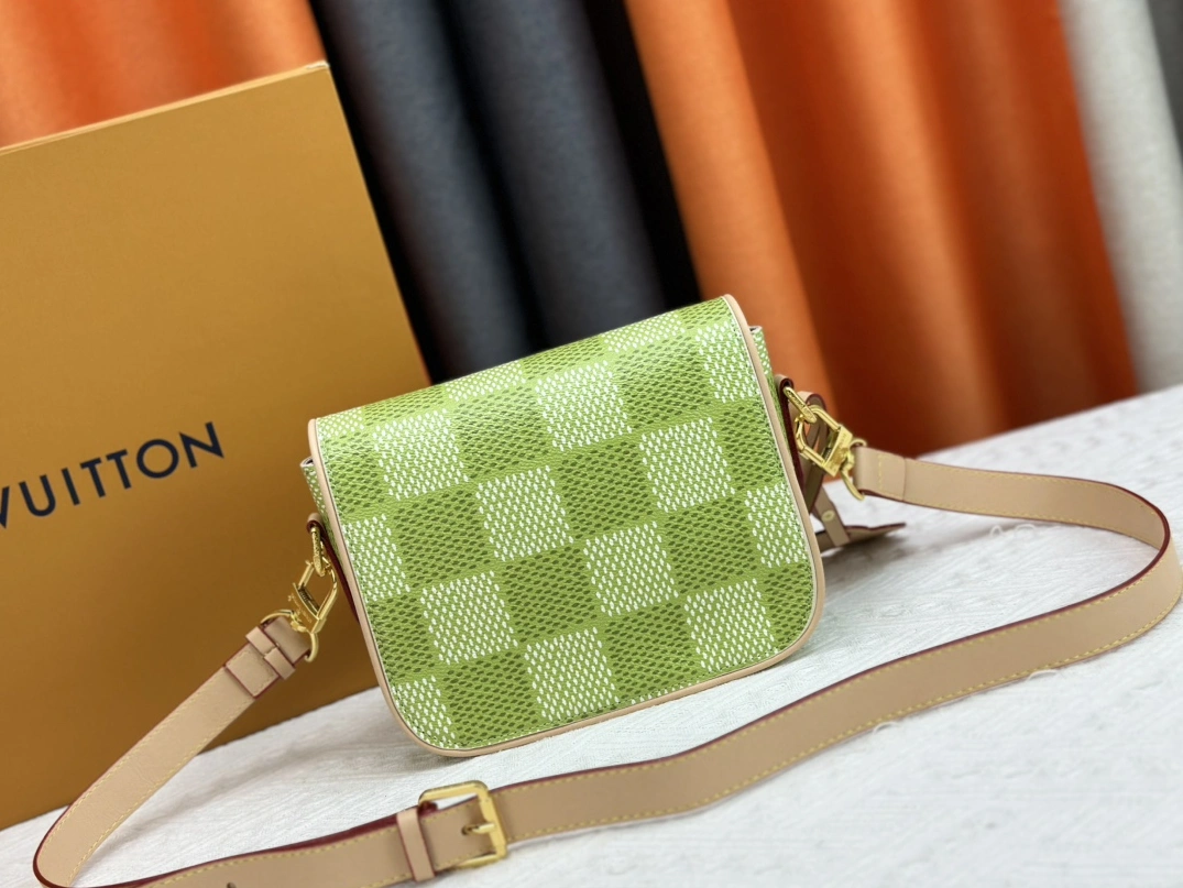 Louis Vuitton AAA Quality Messenger Bags For Women Popular 9392 - Image 4