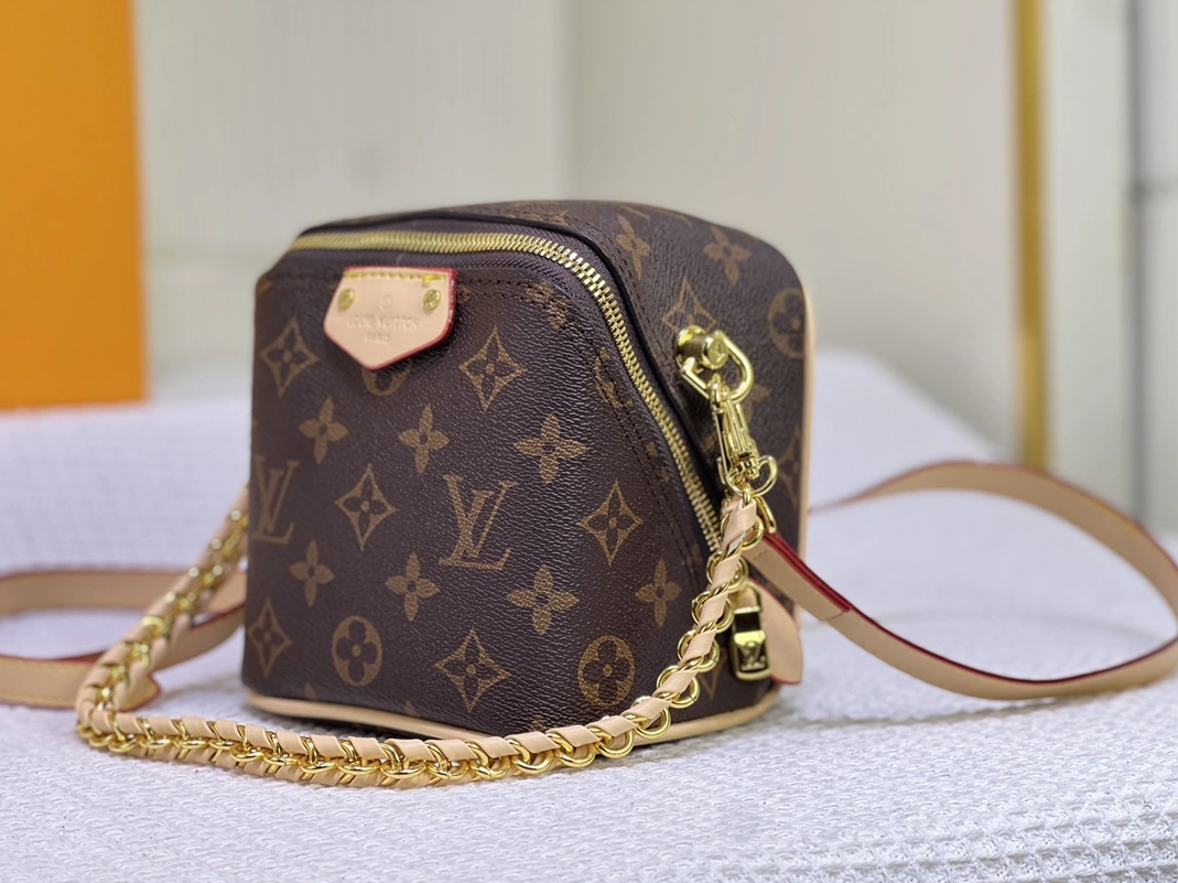 Louis Vuitton AAA Quality Messenger Bags For Women Refined 7449 - Image 3