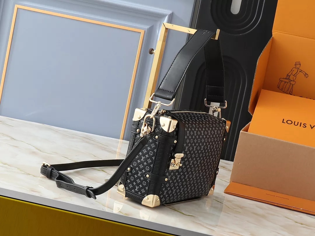 Louis Vuitton AAA Quality Messenger Bags For Women Sophisticated 900
