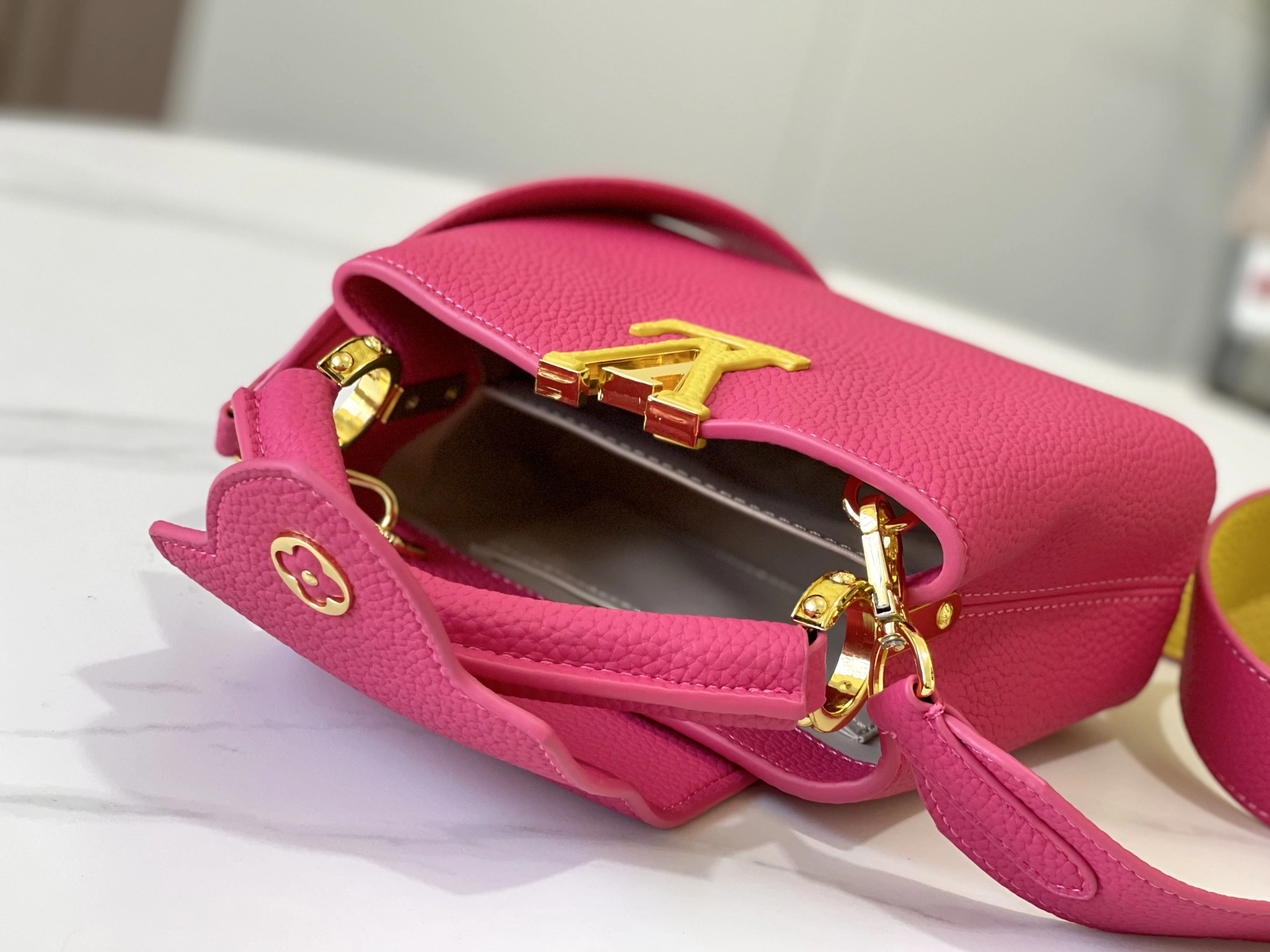 Louis Vuitton AAA Quality Messenger Bags For Women Sophisticated 9348 - Image 8