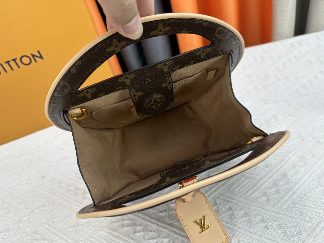 Louis Vuitton AAA Quality Messenger Bags For Women Stylish 4825 - Image 8