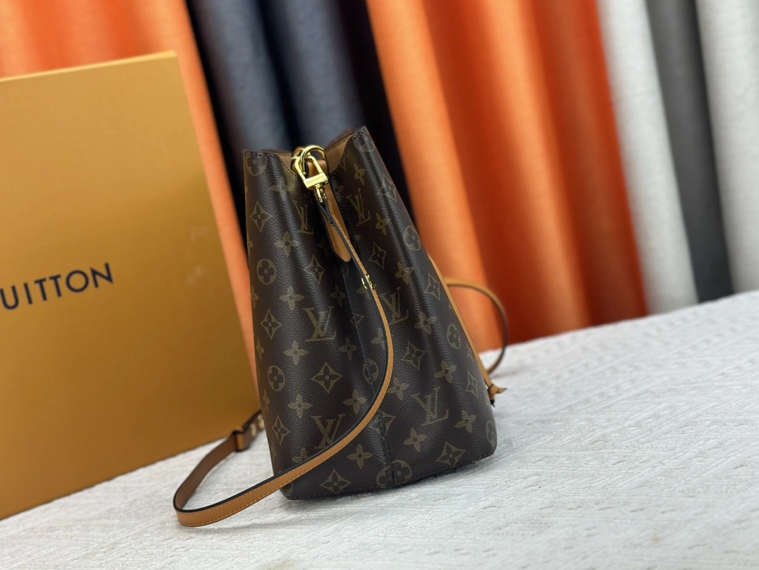 Louis Vuitton AAA Quality Messenger Bags For Women Trendsetting 3634