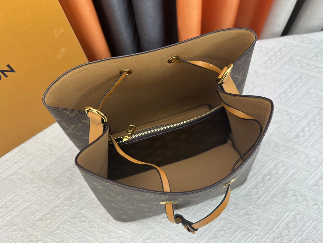 Louis Vuitton AAA Quality Messenger Bags For Women Trendsetting 3634 - Image 8