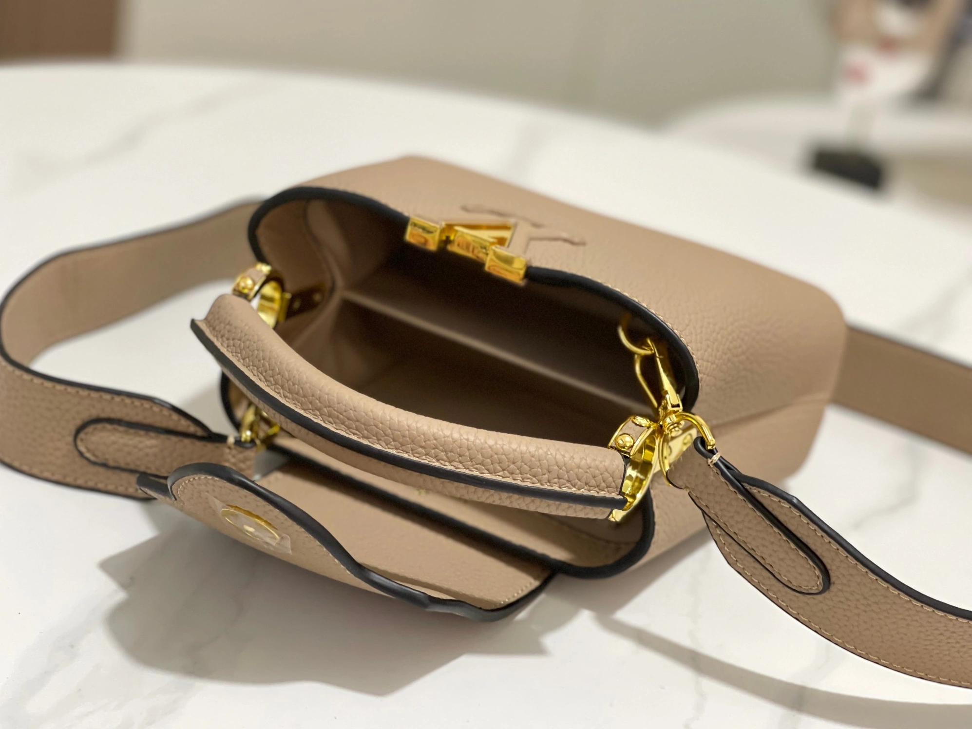 Louis Vuitton AAA Quality Messenger Bags For Women Unique 1924 - Image 8