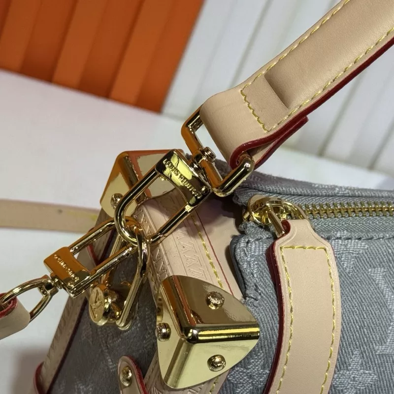 Louis Vuitton AAA Quality Messenger Bags For Women Versatile 8482 - Image 4