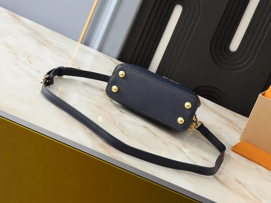 Louis Vuitton AAA Quality Messenger Bags In Navy For Women Flexible 2276 - Image 4