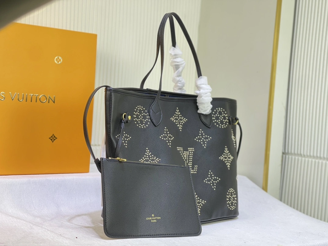 Louis Vuitton AAA Quality Shoulder Bags HighQuality 8429