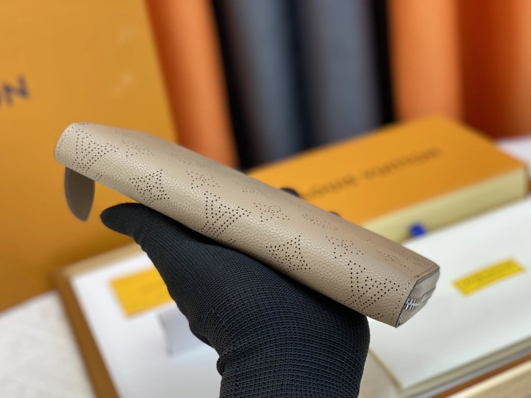 Louis Vuitton AAA Quality Wallets For Women Bold 1129 - Image 3