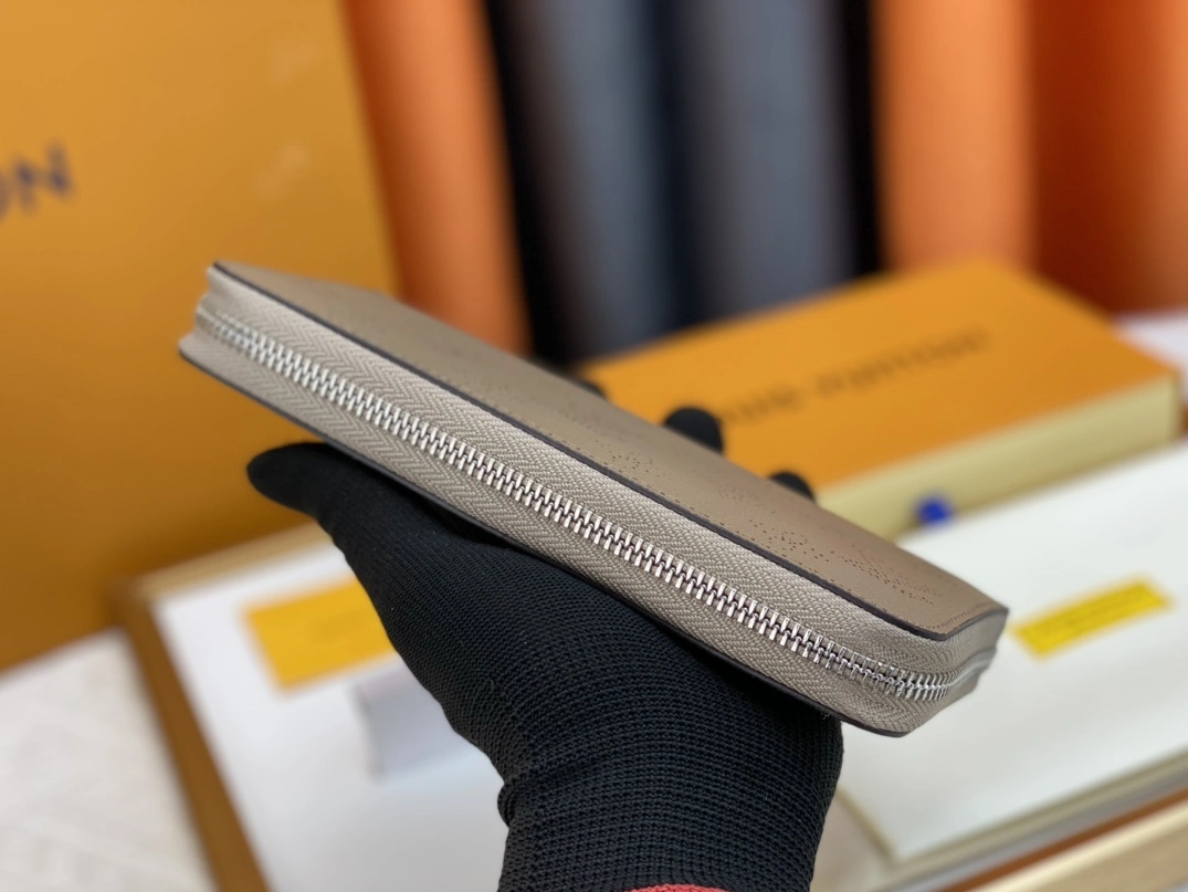 Louis Vuitton AAA Quality Wallets For Women Bold 1129 - Image 4